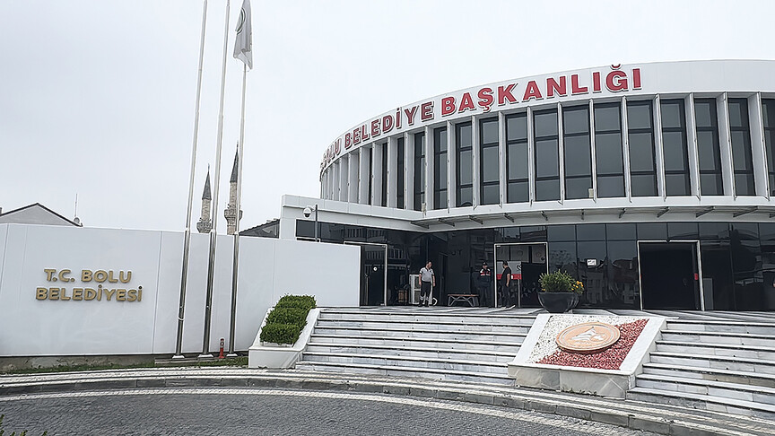 Bolu Belediyesinde "araç kiralama ihalelerinde usulsüzlük" iddiasına ilişkin 7 zanlı tutuklandı haber görseli