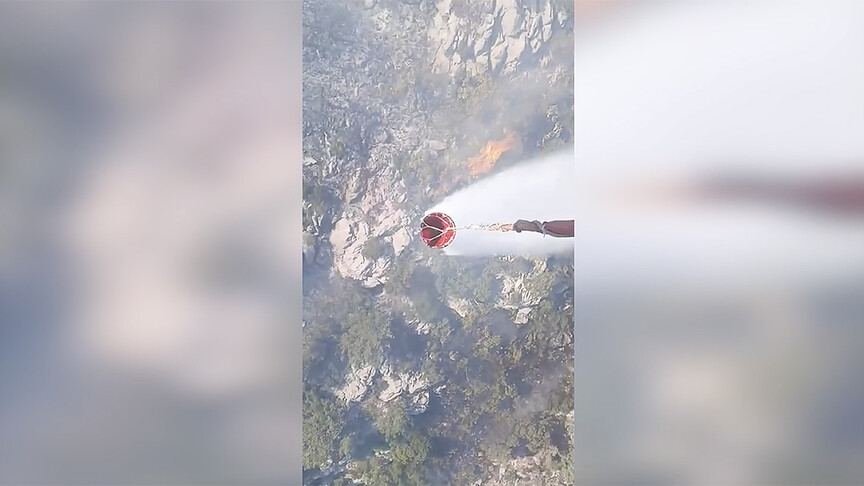Antalya'da ormanlık alanda çıkan yangına müdahale ediliyor haber görseli