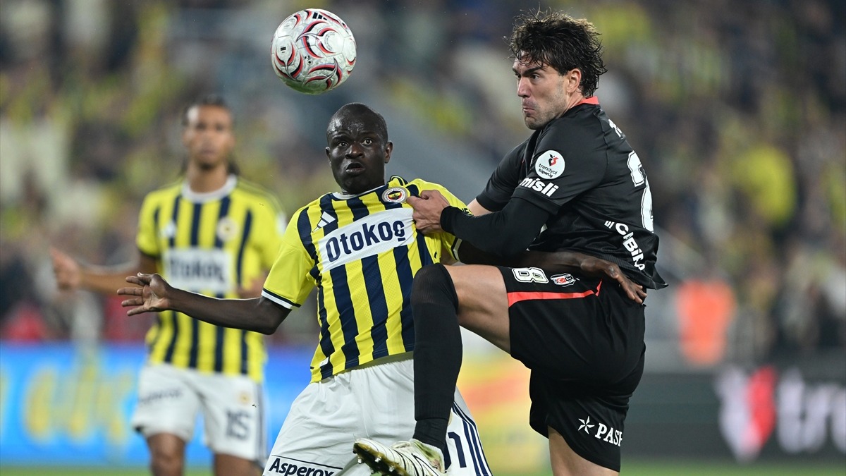 Beşiktaş, Kadıköy'de Fenerbahçe'yi 2-1 mağlup etti 2 Beşiktaş, Kadıköy'de Fenerbahçe'yi 2-1 mağlup etti