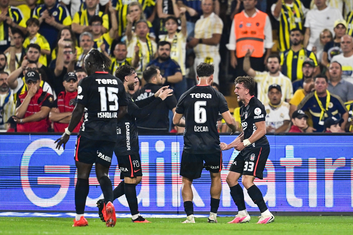Beşiktaş, Kadıköy'de Fenerbahçe'yi 2-1 mağlup etti 12 Beşiktaş, Kadıköy'de Fenerbahçe'yi 2-1 mağlup etti