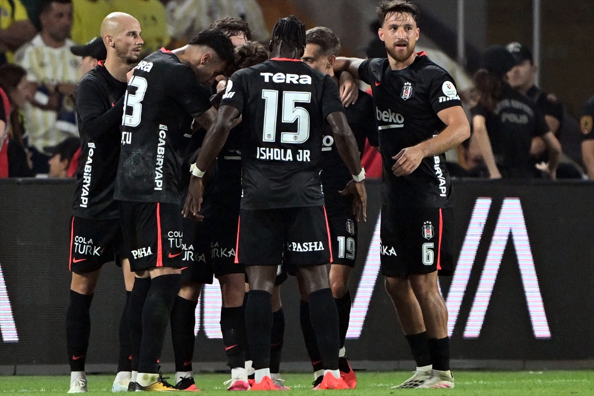 Beşiktaş, Kadıköy'de Fenerbahçe'yi 2-1 mağlup etti 17 Beşiktaş, Kadıköy'de Fenerbahçe'yi 2-1 mağlup etti