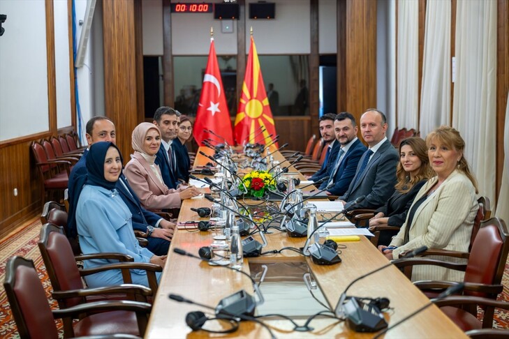 Kryeparlamentari i Maqedonisë së Veriut Gashi pret në takim ministren turke të Familjes dhe Shërbimeve Sociale