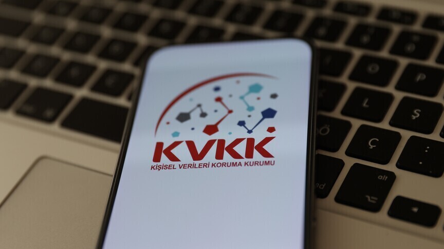 KVKK, uçakta sunulan internet hizmeti için açık rıza istenmesine ceza verdi haber görseli