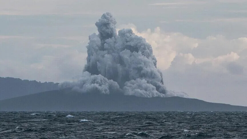 Shpërthen vullkani Anak Krakatau i Indonezisë  nxjerr gurë dhe hi vullkanik