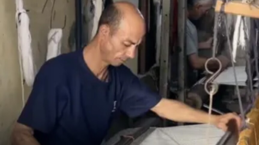 Gaza  palestinezi thur qilima në tezgjah për çadrat me metoda të vjetra