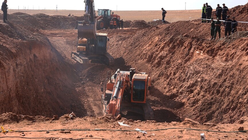 Cezayir'de 80 metrelik kuyuya düşen çocuk için kurtarma çalışmaları 4 gündür sürüyor haber görseli