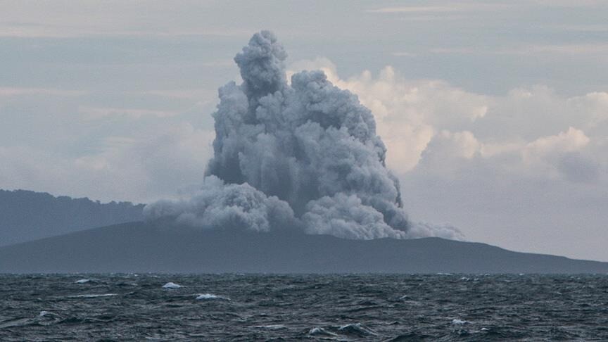 Indonesia Mt . Anak Krakatau erupts , spews rocks , volcanic ash