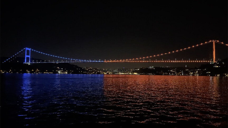 Fatih Sultan Mehmet Köprüsü omurilik felçlileri için ışıklandırıldı haber görseli