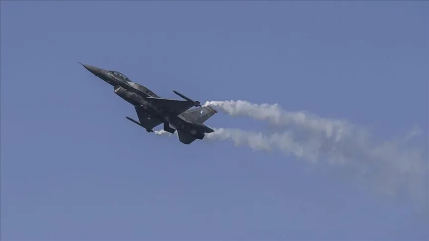 Greqi  rrëzohet një avion ushtarak gjatë një shfaqjeje ajrore