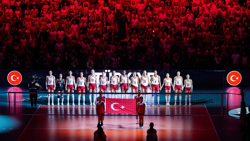 A Milli Kadın Voleybol Takımı, İtalya'yı 3-2 yenerek Avrupa şampiyonu oldu haber görseli