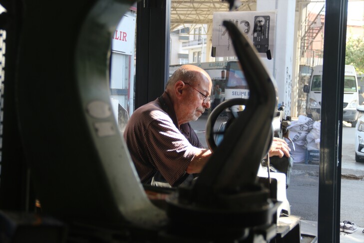Mjeshtri turk 82 vjeçar prej 70 vitesh riparon këpucë