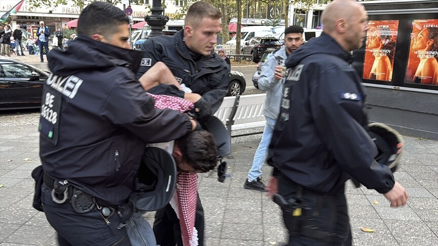 Berlin'de polis Filistin'e destek gösterisi yapanlara müdahale etti, 2 kişi gözaltına alındı haber görseli