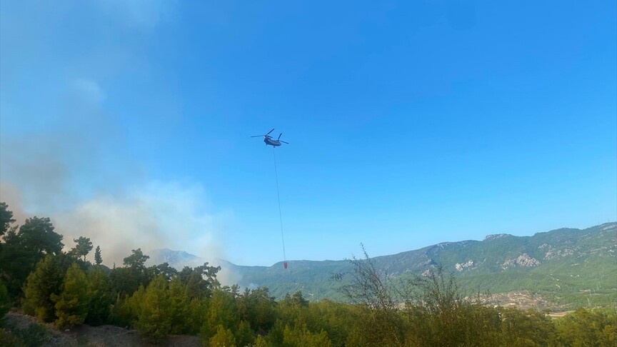 Antalya'nın Serik ilçesinde çıkan orman yangınına müdahale ediliyor haber görseli