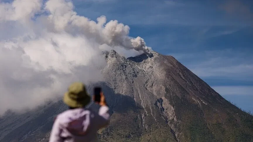 Indonezia zgjat mbylljen e aeroporteve për shkak të hirit vullkanik që pengon fluturimet