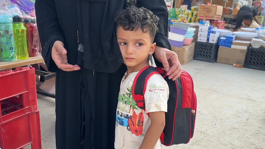 Gazze'deki öğrenciler, okul binası ve kırtasiye ürünleri olmadan yeni eğitim yılını buruk heyecanla karşılıyor haber görseli