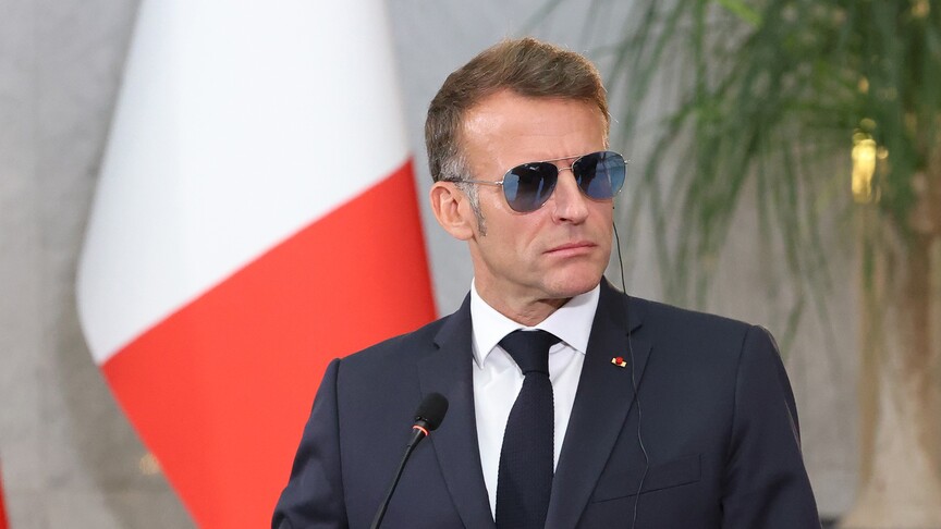 Macron: Sosyal medyada her şeye bakma uğruna sonunda hiçbir şey görmeme riskiyle karşı karşıyayız haber görseli