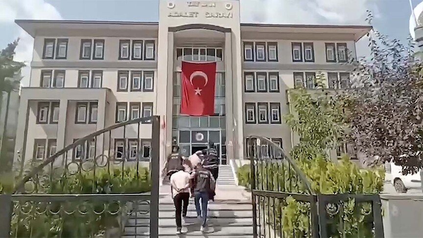 Uyuşturucu satıcılarına yönelik operasyonlarda 424 şüpheli tutuklandı haber görseli
