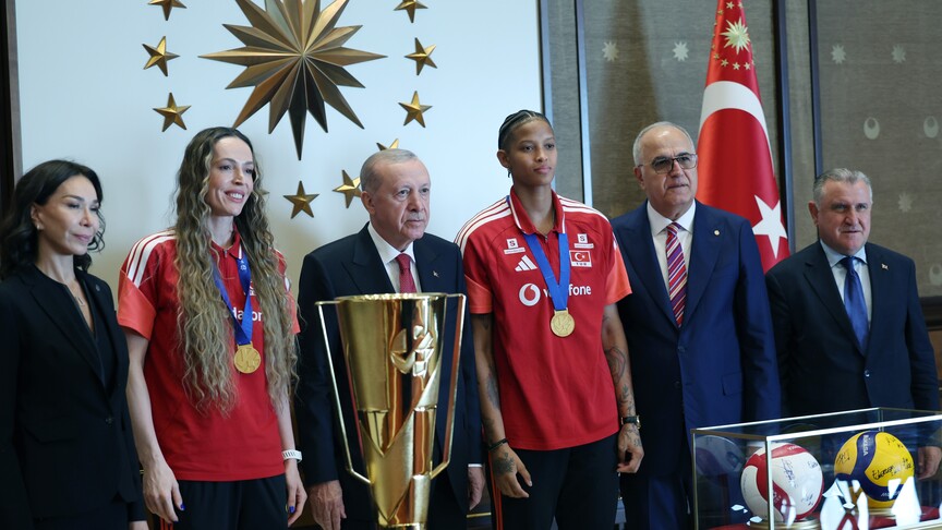 Cumhurbaşkanı Erdoğan, şampiyon milli voleybolcuları kabul etti haber görseli
