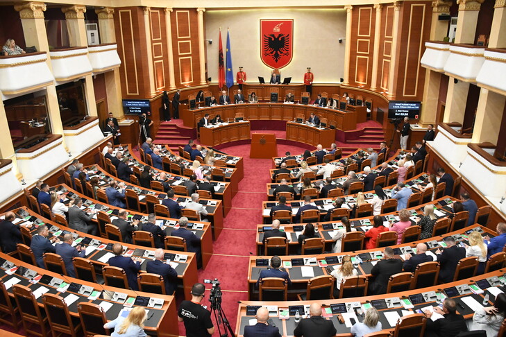 Fillon sesioni i ri i Kuvendit të Shqipërisë  Klodiana Spahiu emërohet ministre e Shëndetësisë