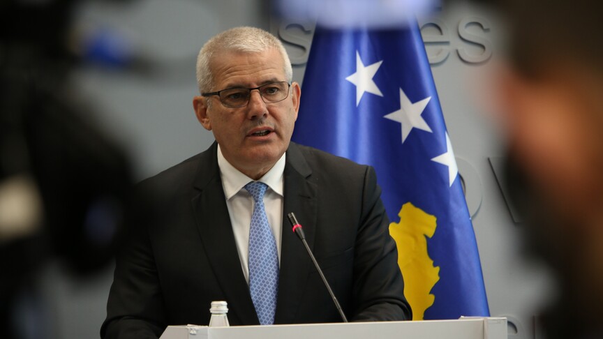 Xhelal Sveçla dënohet me 1 vit burgim me kusht për gazin lotsjellës në Kuvendin e Kosovës