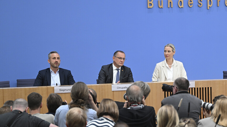 AfD'nin seçim zaferinin ardından Saksonya-Anhalt'ta halk, hükümetin kurulmasının zor olacağı görüşünde haber görseli