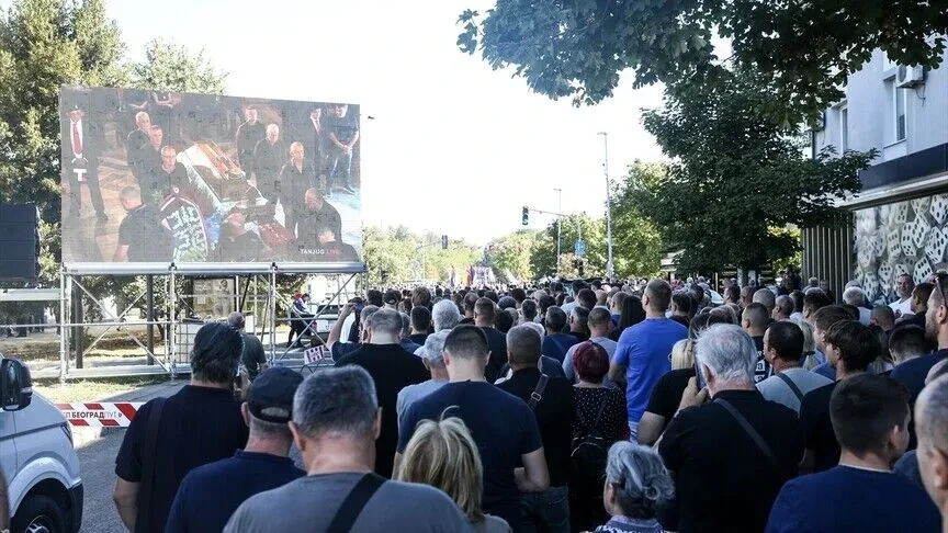Britania thërret të ngarkuarin me punë të Serbisë për të dënuar përkujtimet gjatë funeralit të Mlladiqit