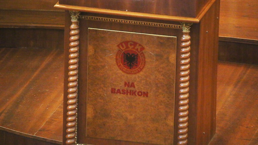 Mesazhi  UÇK na bashkon  vendoset në foltoren e Kuvendit të Kosovës