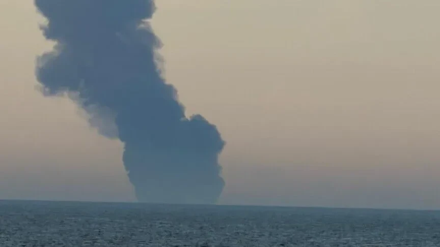 Të paktën 20 të vdekur dhe 5 të zhdukur pas zjarrit në një anije mallrash në lindje të Kinës