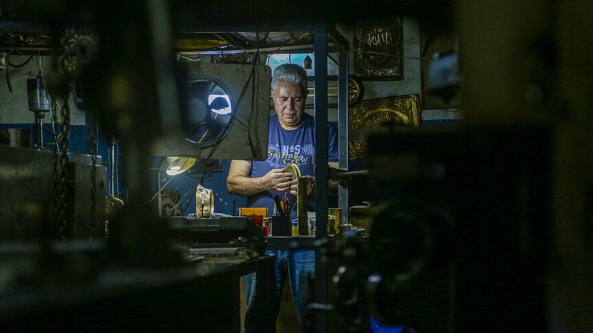 Suriyeli demir ustası Halep'te 50 yılı aşkın süredir metal üzerine sanat işliyor