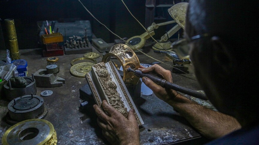 Suriyeli demir ustası Halep'te 50 yılı aşkın süredir metal üzerine sanat işliyor
