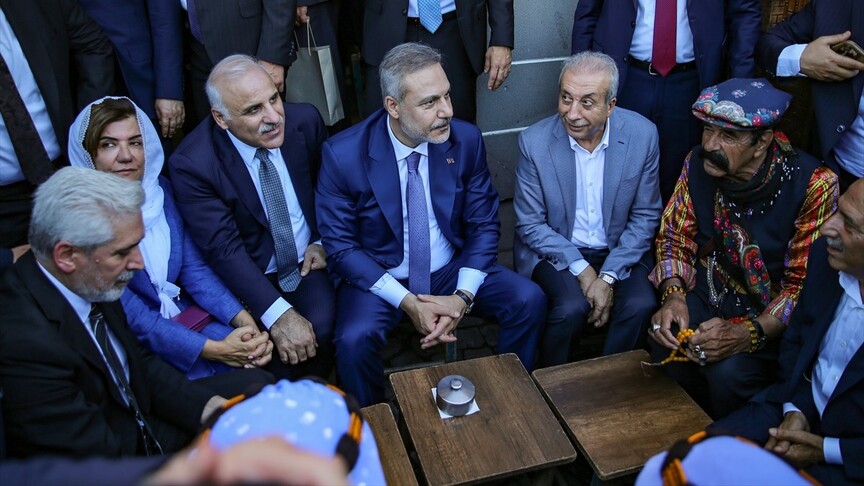 Dışişleri Bakanı Fidan, Diyarbakır'da esnaf ziyaretinde bulundu