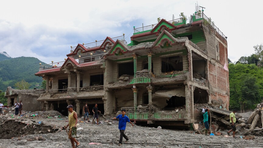 Nepal'deki sel felaketinde hayatını kaybedenlerin sayısı 1385'e yükseldi haber görseli