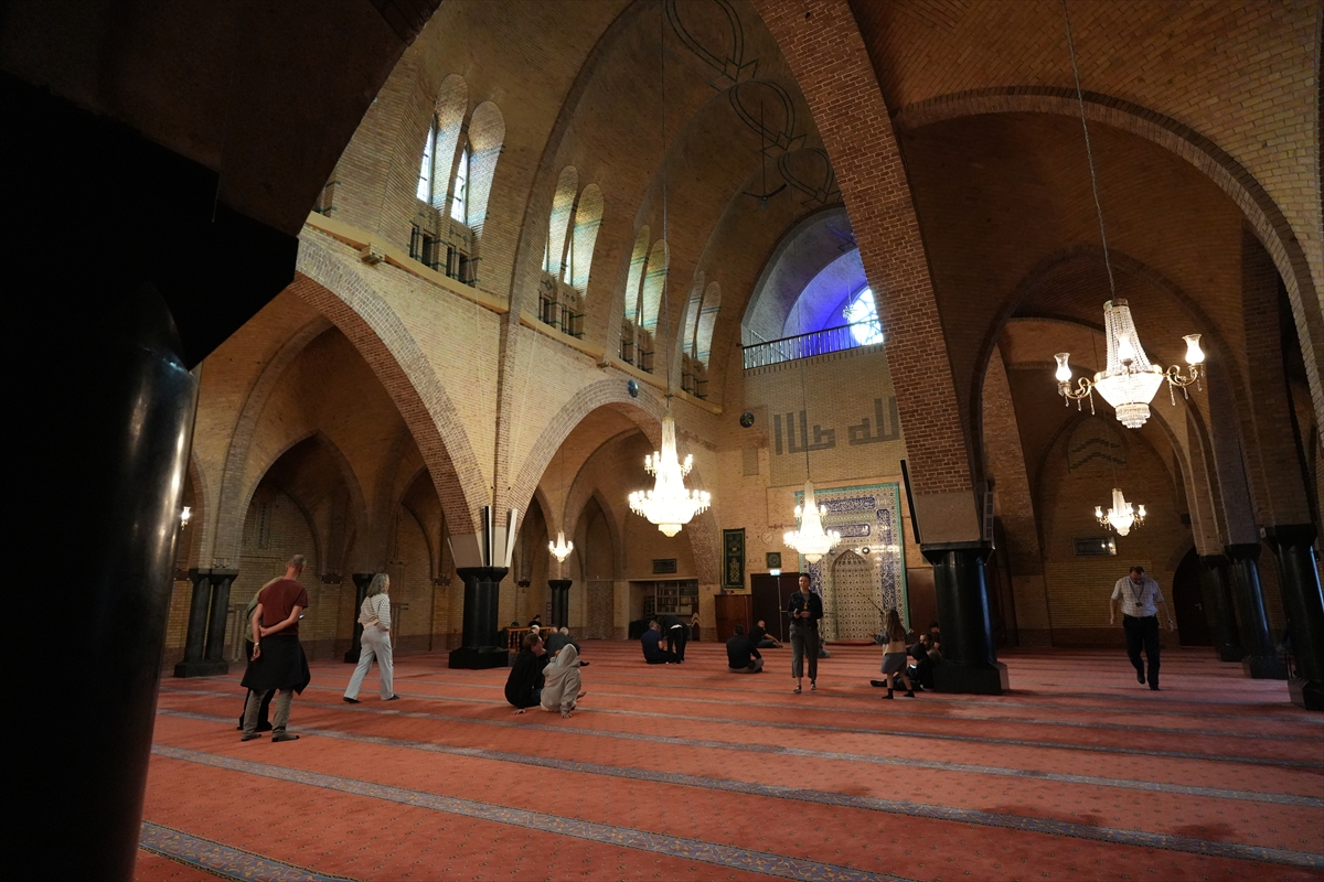 Amsterdam Fatih Camisi’ni, “Açık Anıtlar Günü” etkinliğinin ilk gününde 700’den fazla kişi ziyaret etti