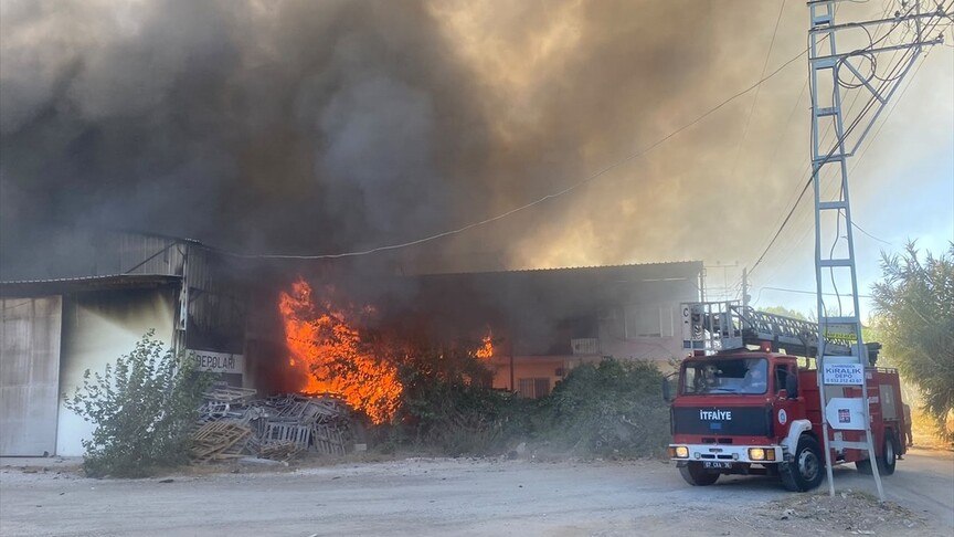 Antalya'da ambalaj deposunda yangın çıktı haber görseli