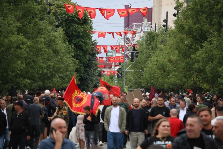 Kosovë  protestë masive në përkrahje të ish krerëve të UÇK së që po gjykohen në Hagë