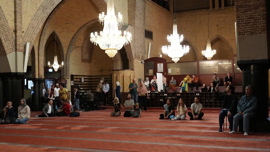 Amsterdam Fatih Camisi'ni, "Açık Anıtlar Günü" etkinliğinin ilk gününde 700'den fazla kişi ziyaret etti haber görseli