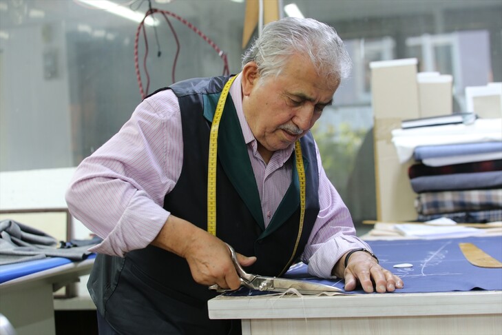 Gjyshi 86 vjeçar nuk i ndahet makinës së qepjes  66 vite pasion për rrobaqepësinë