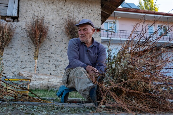 Për 35 vjet me rradhë  70 vjeçari vazhdon me zell prodhimin e fshesave tradicionale