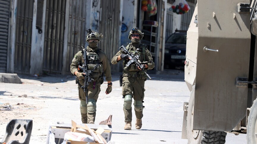 قوات إسرائيلية تقتحم منزل صحفي فلسطيني في شمال الضفة الغربية