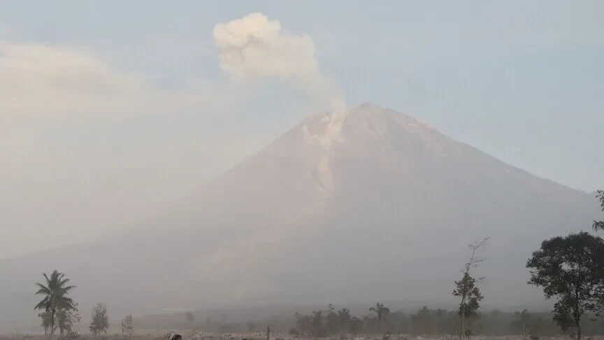 Shpërthen tri herë vullkani Semeru në Indonezi  lëshon hi deri në 1 000 metra mbi majën e tij