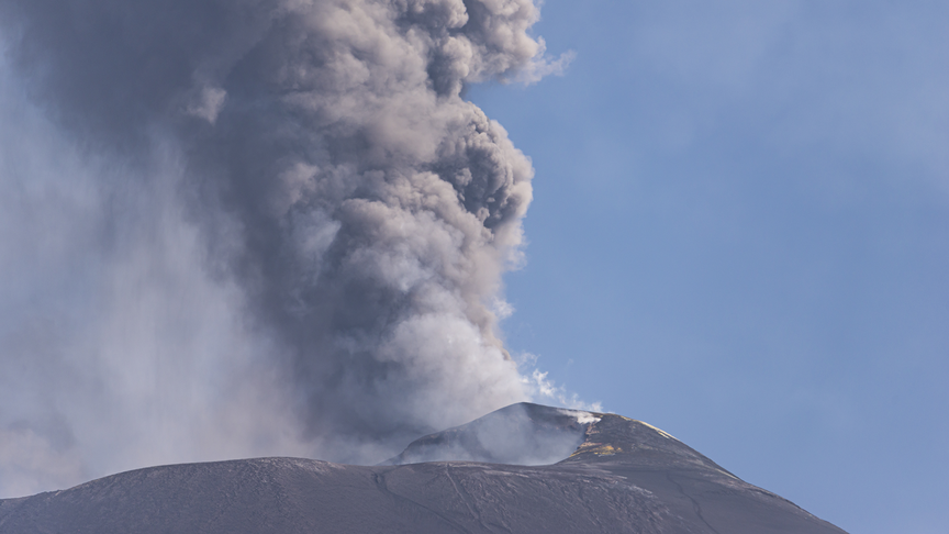 İtalya'da Etna Yanardağı'nın kül püskürtmesi hava ulaşımında aksaklıklara yol açtı haber görseli