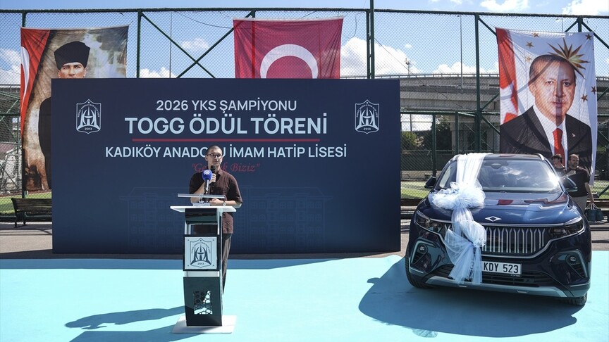 Kadıköy Anadolu İmam Hatip Lisesi, YKS'de derece yapan mezununa Togg hediye etti haber görseli