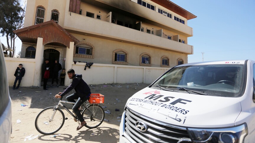 Sınır Tanımayan Doktorlar: İsrail, Gazze'de insani yardım çalışanlarını taşıyan otobüsümüzü hedef aldı haber görseli