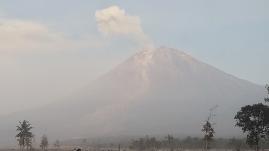 Indonesia’s Mount Semeru erupts 3 times, sends ash 1,000 meters above summit - Anadolu Ajansı