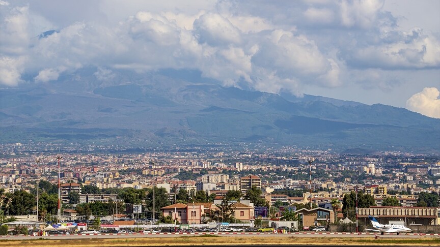 Etna Yanardağı'nın kül püskürtmesi hava ulaşımını olumsuz etkilemeye devam ediyor haber görseli