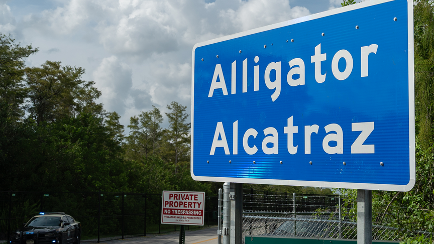 ABD'deki gözaltı merkezi Timsah Alcatraz'da küçük metal kafesler kullanıldığı belirtildi haber görseli