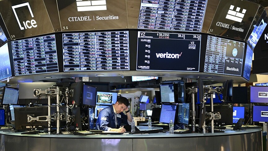 Global markets decline as AI concerns and rising yields weigh on stocks