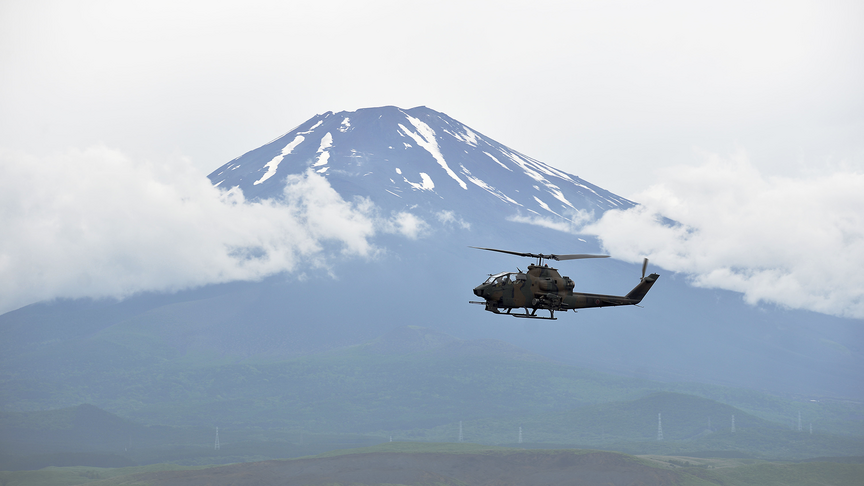 Japonya'da sezon dışında Fuji Dağı'nda mahsur kalanlar, helikopterle kurtarılmak için para ödeyecek haber görseli