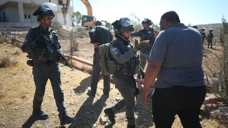 Izraeli arreston 16 palestinezë dhe shemb shtëpi e struktura të komunitetit beduin në Bregun Perëndimor