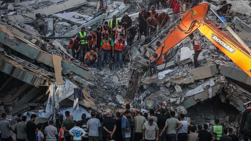Gazze'de İsrail saldırısında hasar gören binanın çökmesi sonucu 5'i çocuk 14 kişi hayatını kaybetti